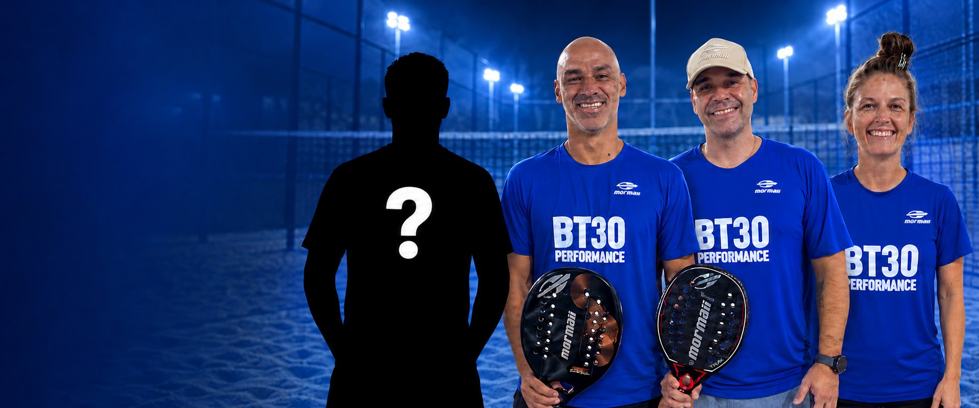Equipe BT30 Performance em quadra de beach tennis à noite: três integrantes com camisas BT30 Performance, dois segurando raquetes Mormaii, uma à direita sem raquete, e uma silhueta preta com ponto de interrogação indicando a vaga em aberto.
